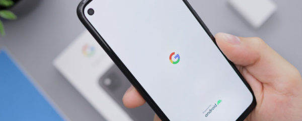 Personne regardant google sur son telephone